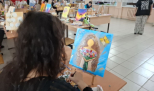О том как в Тольятти при поддержке Дома дружбы народов прошёл мастер-класс «Территория Арт-терапии» для родственников погибших участников СВО