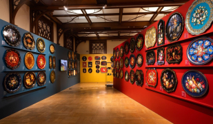 В Москве открылась масштабная выставка, посвященная 200-летию жостовского промысла 