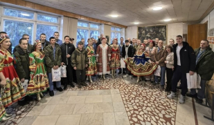 Театр песни «Добро» подарил бойцам тепло народной песни