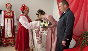 История в рубрике «Все мы — Россия» сегодня посвящена традиции играть свадьбу на Красную горку  