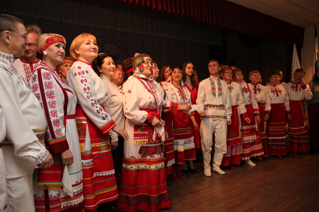 Таши чувашская песни. Чувашский танец. Костюм молдавский. Чувашские эстрадные платья. Квартал чуваши Самара.