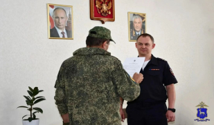 В Самарской области полицейские вручили российский паспорт уроженцу Узбекистана – участнику СВО